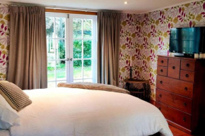 The Oaks- a beautifully appointed 1890s villa